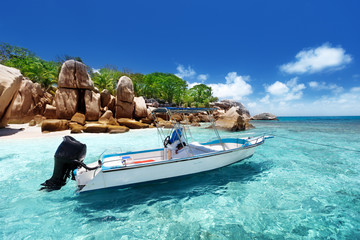 Fototapeta na wymiar prędkość łodzi na plaży Coco Island, Seszele