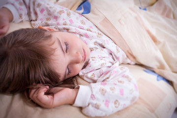Obraz na płótnie Canvas Słodki szczęśliwa mała dziewczynka spania