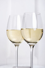 Zwei Weißweingläser
