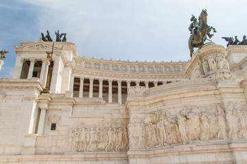 Fototapeta na wymiar Konny pomnik Wiktora Emanuela II na dzień blisko Vittoriano