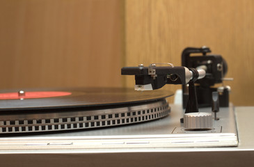 Fototapeta na wymiar Stereo gramofon i płyta winylowa z czerwoną etykietą bliska