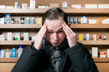 Junger Man in einer Apotheke.
