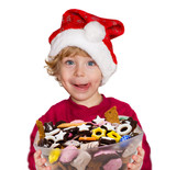 Kind mit Weihnachtsgebäck
