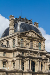 Fototapeta na wymiar PARIS - 07 czerwca: Luwr budynek w dniu 7 czerwca 2012 roku w Luwrze