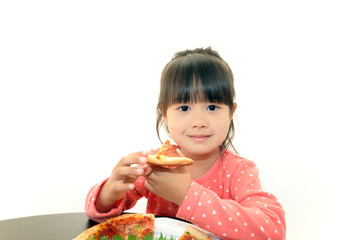 ピザを食べる笑顔の女の子