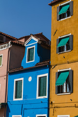 Fototapeta na wymiar Rząd kolorowych domów w Burano ulicy, Włochy.