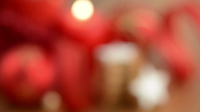 Weihnachtsgeb&auml;ck wie Zimtsterne und brennende Kerze