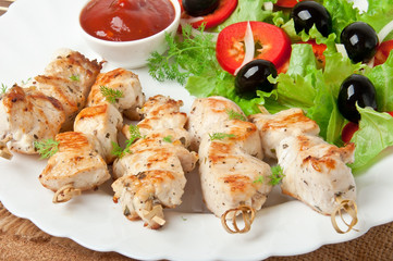 skewers of chicken with salad 