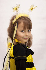 Dziewczynka w stroju pszczółki