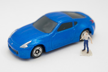 Fototapeta na wymiar 青い車と男性