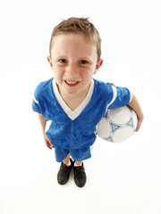 Niño sujetando un balón de futbol.Niño futbolista. - obrazy, fototapety, plakaty