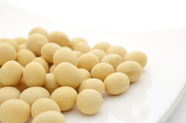 大豆　白い皿