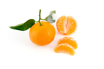 mandarine entière et morceaux sur fond blanc