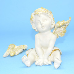 Figurilla de escayola que representa un &aacute;ngel.