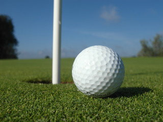 balle de golf près du trou