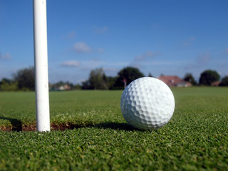 balle de golf près du trou