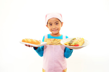 料理を運ぶ笑顔の女の子