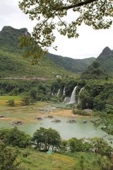 Fototapeta na wymiar Detian Falls, na granicy między Chinami i Wietnamem ..