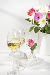 Obraz na płótnie Canvas Białe wino z kwiatów