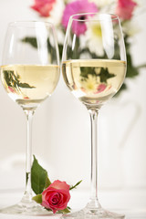 Weißwein mit Blumen