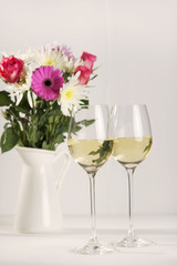 Weißwein mit Blumen