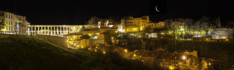 Fototapeta na wymiar Noc panoramiczna fotografia Segovia Hiszpania