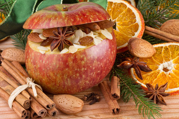 Bratapfel mit weihnachtlichen Gewürzen