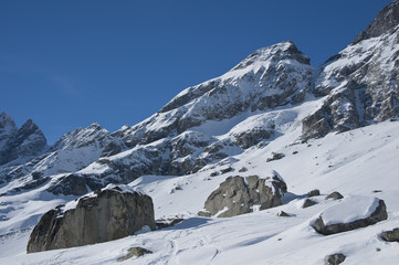 Fototapeta na wymiar Skały pod Matterhorn