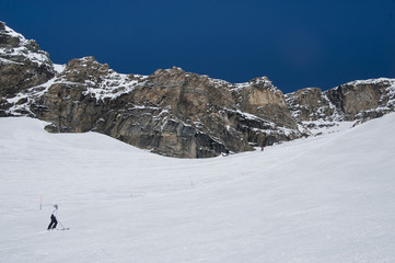 Fototapeta na wymiar nartach pod Matterhorn
