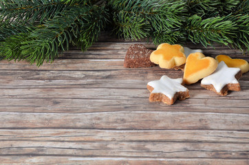 Gebäck und Tannenzweig