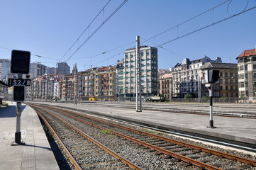 Fototapeta na wymiar Tory kolejowe w pobliżu dworca kolejowego Abando Bilbao