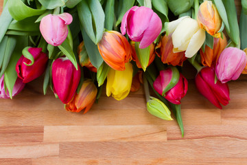 Naklejka na ściany i meble tulipany na drewnianym stole