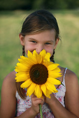 Mädchen mit Sonnenblume