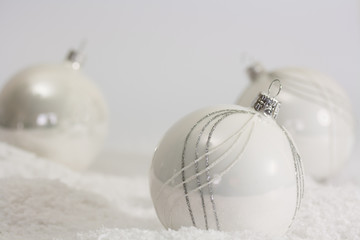 Weiße Weihnachtskugeln