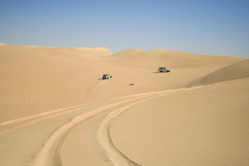 Fototapeta na wymiar 4x4 safari na pustyni w Egipcie