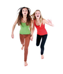 Zwei schreiende, laufende Mädchen