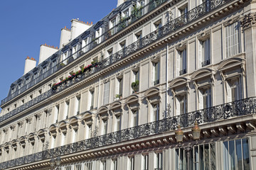 Fassade eines traditionellen Wohngebäudes in Paris, Frankreich