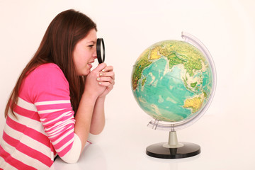 Schülerin mit einem Globus