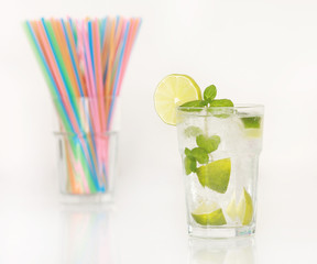 Mojito mit Strohhalme