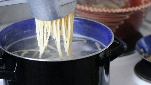 Sp&auml;tzlesmaschine dr&uuml;ckt Sp&auml;tzle