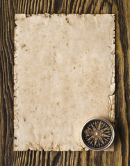 Fototapeta na wymiar Kompas na starym papierze