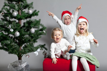 Kinder neben Christbaum