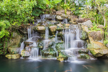 Fototapeta na wymiar Sztuczny wodospad w ogrodzie botanicznym