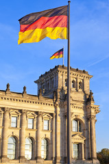 Fototapeta na wymiar Reichstagu z flagami w stolicy Niemiec Berlinie