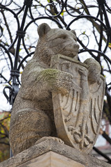 Fototapeta na wymiar Kamienny posąg nied¼wiedzia, symbol miasta Berlina