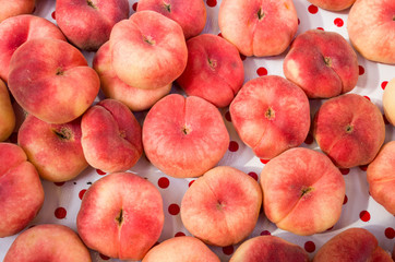 Display of flat or doughnut peaches