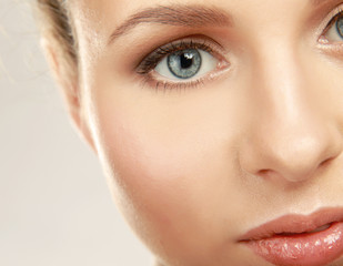 Obraz premium Pół twarzy pięknej kobiety, zbliżenie