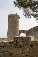 Fototapeta na wymiar Zamek Bellver Castillo wieża na Majorce w Palma de Mallorca Ba