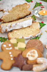 Obraz na płótnie Canvas Marzipan stollen z ciasteczka świąteczne