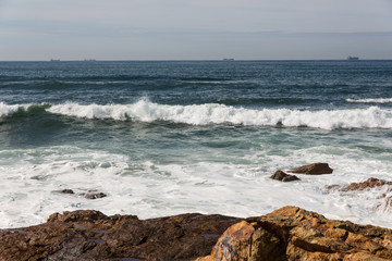 Fototapeta na wymiar Fale rozbijające się na wybrzeżu Portugalii